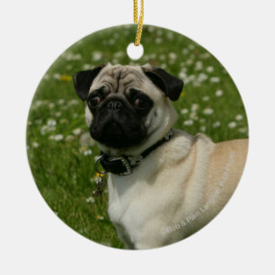 Ornamento De Cerâmica Pug que joga nas flores