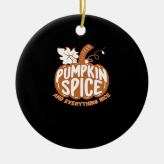 Ornamento De Cerâmica Pumpkin Spice E Tudo Muito Engraçado Citação