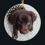 Ornamento De Cerâmica Puppy's First Christmas Holiday Ornament<br><div class="desc">Personalize este Enfeites de natal redondo com uma foto de cheio sangrada do seu animal de estimação e texto personalizado no verso, memorializando o primeiro Natal do seu filhote. Excelente como presente para alguém com um novo filhote ou como uma manha divertida para o primeiro ano do seu filhote. Altere...</div>