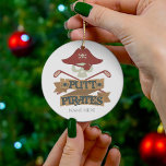 Ornamento De Cerâmica Putt Pirates Personalizado Hobby de Golfe<br><div class="desc">Entre em personagem e vista este design de golfe pirata para uma diversão mantimentos de golfe. Tem design gráfico perfeito para fãs piratas que adoram se divertir no campo de golfe. Adicionar um nome clicando no botão "Personalizar"</div>