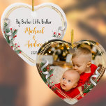 Ornamento De Cerâmica Quadro Dourado da Foto Holly Pine do Big Brother L<br><div class="desc">Moldura da Linha ouro adornada com ornamento Holly, Pine e Fita para mostrar sua própria memória especial de um novo bebê. A forma do coração é um símbolo perfeito para o amor. A linha brilhante e brilhante de ouro rodeia sua foto memorial. A fita sagrada, pinheira e seda completa toda...</div>