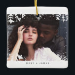 Ornamento De Cerâmica Quadro mínimo de flocos de neve | Feliz e Foto cas<br><div class="desc">Apresentando nossa mais recente adição à nossa coleção de inverno - o Quadro Minimalista de Neves Preta e Branca | Feliz e Foto casada. Este belo quadro fotográfico é a melhor maneira de mostrar suas memórias queridas com seus entes queridos durante o feriado. Feito com precisão e atenção ao detalhe,...</div>