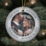 Ornamento De Cerâmica Qualquer Aniversário de Casamento de 25 de Silver<br><div class="desc">Comemore um feliz aniversário de 25 casamento com um personalizado 2 fotos de falso "Casado 25 Anos", com Enfeites de natal cerâmico redondo de prata escovado. Todo texto e imagens neste modelo são simples de personalizar e podem ser diferentes ou iguais em frente e atrás. (DICAS DE IMAGEM e DESIGN...</div>