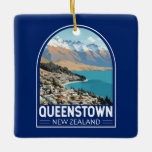 Ornamento De Cerâmica Queenstown Nova Zelândia Viagem Art Vintage<br><div class="desc">Viagem de vetor de retro de Queenstown Senta-se nas costas do lago Wakatipu,  na ilha do Sul,  contra os dramáticos Alpes do Sul.</div>
