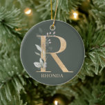 Ornamento De Cerâmica R Monograma Floral Personalizado<br><div class="desc">Florial da letra R monograma. A letra R,  de textura castanha ouro,  acentuada com folhas compostas de cor aquosa verde,  flores e pó de ouro. Personalizado com o nome na fonte correspondente.</div>