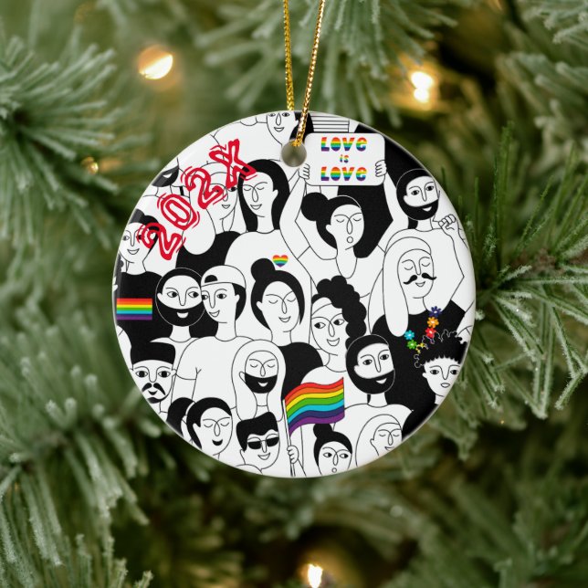 Ornamento De Cerâmica Rainbow Pride LGBTQIA+ Nome Personalizado - Ano (Árvore)