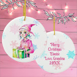 Ornamento De Cerâmica Rapariga de Natal velha e moída a rosa<br><div class="desc">Bonito Enfeites de natal personalizado com um elfo retro-feminino fofo em um chapéu cor-de-rosa cercado por flocos de neve rosas e azuis. O verso pode ser personalizado com uma mensagem personalizada.</div>