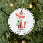 Ornamento De Cerâmica Raposa Cachorra Bebê Natal Russo da Floresta de in<br><div class="desc">Esta fox fox Christmas Woodland design apresenta uma ilustração rústica de uma raposa vermelha vestindo um cachecol e um chapéu vermelho. Personalize com o nome, data ou texto do seu filho escolhido. Perfeito para o primeiro presente de um bebê ou natal para qualquer criança. Personalize a porta de fundo para...</div>