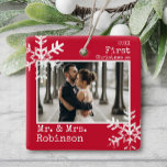 Ornamento De Cerâmica Red 1rua Natal Sr. e Sra. Foto Personalizada<br><div class="desc">Personalize este ornamento com a sua foto de casamento e adicione o seu sobrenome juntamente com o ano para este excelente de Natal.</div>