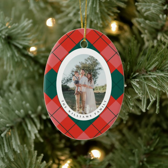 Ornamento De Cerâmica Red and Green Plaid Family Photo Oval Christmas (Árvore)