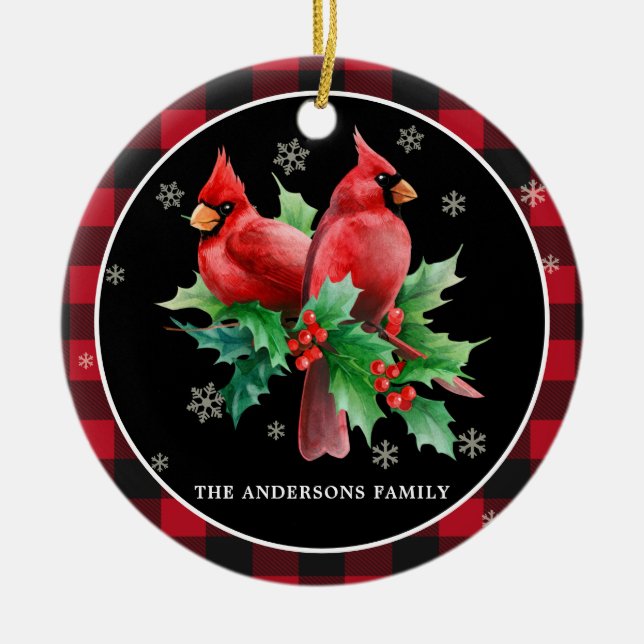 Ornamento De Cerâmica Red Cardinals Holly Berries Personalizou o Natal (Frente)