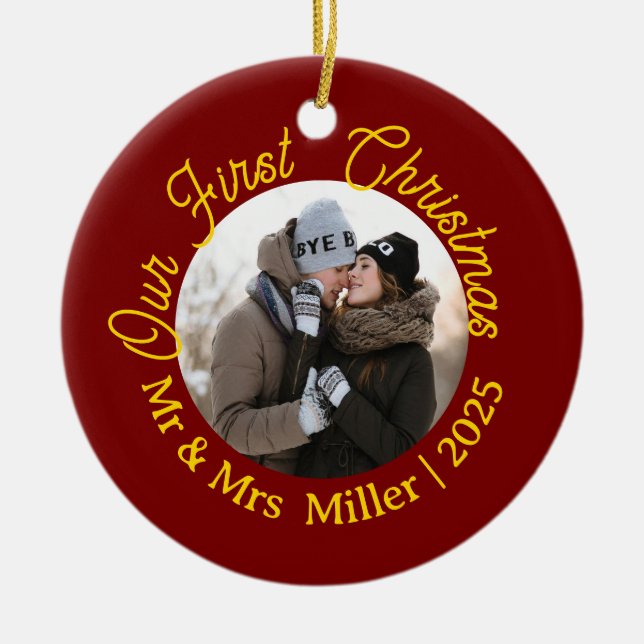 Ornamento De Cerâmica Red & Dourado Nosso Primeiro Natal de 2025 (Frente)