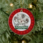 Ornamento De Cerâmica Red First Christmas Pet Kitten Photo Paws Personal<br><div class="desc">"Meu Primeiro Natal." Celebre a chegada do seu novo animal de estimação no ano passado! Uma faixa vermelha com o nome do seu animal de estimação e o ano em tipografia branca e esbranquiçada sobrepõe a foto personalizada do seu gatinho ou filhote. Uma borda divertida de estampas vermelhas contra o...</div>