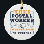 Ornamento De Cerâmica Reforma do Empregador Postal Não Minha Prioridade<br><div class="desc">Engraçados presentes de despedida para seu carteiro favorito. A tipografia é moderna e apresenta a sensação de safra laranja e marinho angustiada. O ditado na design é "Trabalhador Postal Aposentado Você não é mais minha prioridade" Perfeito se aposentando de colegas de trabalho ou patrão para postar do funcionário do escritório...</div>