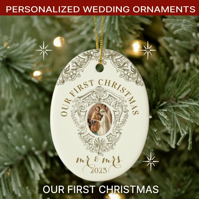 Ornamento De Cerâmica Religioso Primeiro Natal Sr. e Sra. Wedding (Personalized Catholic Christmas Wedding Ornaments with Scripture Verse)