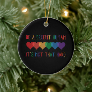 Ornamento De Cerâmica Retro Cardíaco LGBT Ser Um Humano Decente Não É Qu