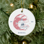 Ornamento De Cerâmica Retro Surfer Boy Beach Vibes Nome e Ano Grande Ond<br><div class="desc">Decorem sua árvore de Natal com este ornamento legal que inclui o surf do garoto! Adicione facilmente o nome e o ano desejados clicando na opção "personalizar este modelo".</div>