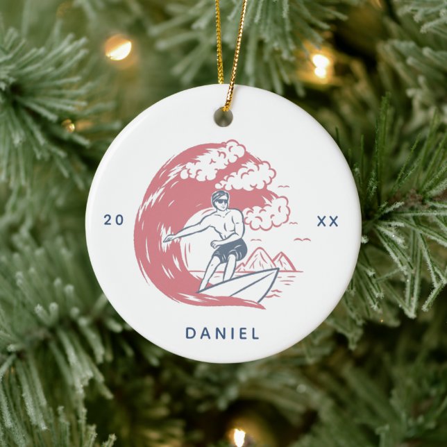 Ornamento De Cerâmica Retro Surfer Boy Beach Vibes Nome e Ano Grande Ond (Árvore)