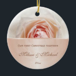 Ornamento De Cerâmica Rosa Blush Dourado rosa | Primeiro Natal Personali<br><div class="desc">A metade superior apresenta um rosa de macro em branco em ambos os lados. A parte inferior apresenta um falso campo de texto rosa dourado com um texto que diz: "o nosso primeiro Natal juntos" e nomes de exemplo e o ano. Clique em "Personalizar este modelo" para alterar os nomes...</div>