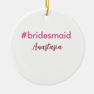 Ornamento De Cerâmica Rosa claro de hashtag Bridesmaid adiciona nome tri