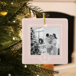 Ornamento De Cerâmica Rosa Moderno e Branco | Foto da família | Inicial<br><div class="desc">esta fotografia da família rosa e branca moderna exprime um sentimento de união,  amor e estilo contemporâneo. Captura um momento de alegria e unidade,  mostrando a beleza da família e sua conexão harmoniosa.</div>