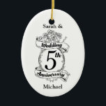 Ornamento De Cerâmica Rosas e Vines Casamento Romântico 5<br><div class="desc">Uma lembrança para marcar seu quinto aniversário de casamento. O escudo parece design em preto e branco,  com rosas e videiras românticas. Um excelente de marcar seu 5 ano de casamento,  seu aniversário de papel.</div>