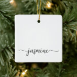 Ornamento De Cerâmica Roteiro de Nome de Monograma Branco Minimalista Si<br><div class="desc">Enfeite de cerâmica personalizado simples e minimalista com monograma em branco. Estes desenhos apresentam seu primeiro nome em uma linda tipografia de letra manuscrita com cauda swash (ou caligrafia) em preto sobre um fundo branco. São fáceis de personalizar. Ótimo presente feminino e elegante para aquecimento de casa, também para aniversário,...</div>