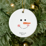 Ornamento De Cerâmica Roteiro Personalizado de Rosto de Bonito Snowman<br><div class="desc">Coloque um sorriso no rosto de um amigo para o Natal com este Cute Snowman Face Script Personalizado de Ano Cerâmico. Tem um design moderno de ambos os lados de um adorável rosto simples de boneco de neve em ornamento branco redondo. Personalizado com o sobrenome da família ou seu texto...</div>