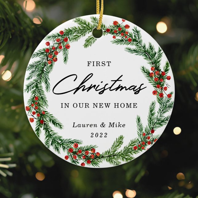 Ornamento De Cerâmica Rustic Berry Wreath Primeiro Natal em Nova Casa (Criador carregado)
