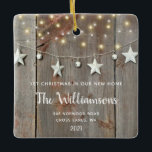 Ornamento De Cerâmica Rustic First Christmas New Home Photo Wood Ornamen<br><div class="desc">Rústico Primeiro Natal Novo Ornamento de Madeira Fotográfica Doméstica - O Ornamento Único apresenta madeira de celeiro com estrela de metal e garland de sino e luzes justas. O texto diz "1rua de Natal em nossa nova casa" e é personalizado com seu nome de família e ano. A parte de...</div>