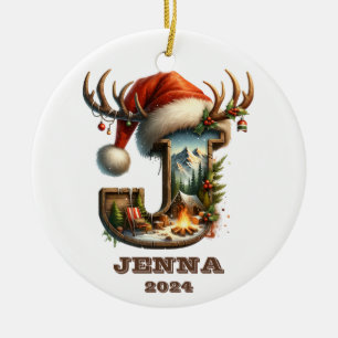 Ornamento De Cerâmica Rustic Holiday - Letra J com cena de acampamento d