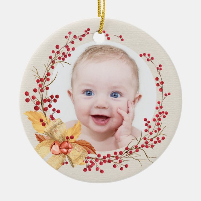 Ornamento De Cerâmica Rustic Holly Wreath Photo Baby Primeiro Natal (Frente)