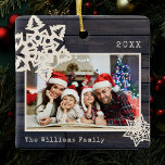 Ornamento De Cerâmica Rustic Modern Photo DIY Snowflake Family Name Wood<br><div class="desc">Um ornamento fotocerâmico bonito,  com flocos de neve modernos e rústicos com recorte de papel e seu próprio nome familiar e ano,  em um cenário de madeira escura,  estilo fazenda. Na parte de trás está outro floco de neve recortado de papel caseiro.</div>