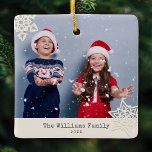 Ornamento De Cerâmica Rustic Modern Photo Snowflake Family Name Cerâmica<br><div class="desc">Enfeite fotográfico bonito com flocos de neve modernos e rústicos com recorte de papel e seu próprio nome familiar e ano personalizados. Na parte de trás está outro floco de neve cortado com papel Krafty em verde poeirento.</div>