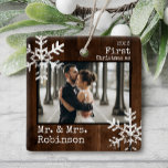 Ornamento De Cerâmica Rustic Wood 1rua Natal Sr. Foto Personalizada da &<br><div class="desc">Personalize este ornamento com a sua foto de casamento e adicione o seu sobrenome juntamente com o ano para este excelente de Natal.</div>