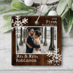 Ornamento De Cerâmica Rustic Wood 1rua Natal Sr. & Sra. Photo<br><div class="desc">Personalize este ornamento com a sua foto de casamento e adicione o seu sobrenome juntamente com o ano para este excelente de Natal.</div>