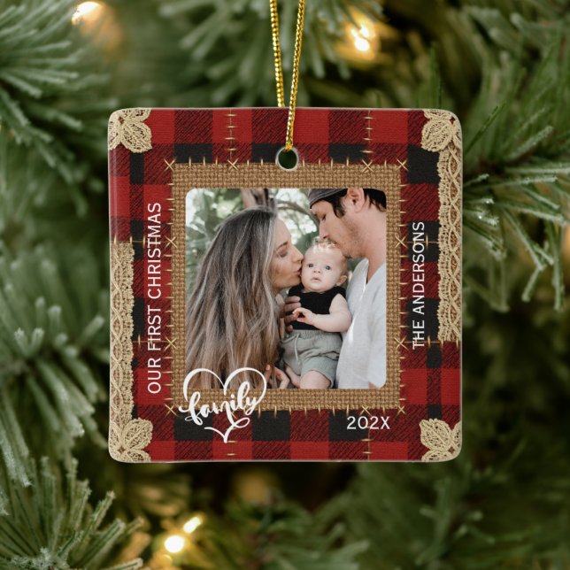 Ornamento De Cerâmica Rustic Wood Plank Plaid First Christmas Family (Árvore)
