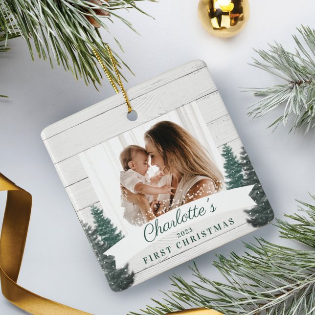 Ornamento De Cerâmica Rústico Pinheiro da Madeira Bebê Primeiro Natal Fo (Rustic Wood Pine Trees Baby First Christmas Photo Ceramic Ornament)