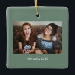 Ornamento De Cerâmica Sage Green Photo Keepsawn Natal<br><div class="desc">Simples e orgânico Sage Green Bold Foto Minimalista Engraçada Mantenha o Ornamento Cerâmico de Natal,  um belo presente personalizado para amigos,  família,  casal,  namorado,  colega de trabalho,  chefe e muito mais.</div>