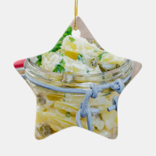Ornamento De Cerâmica Salada de batata num frasco em madeira