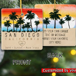 Ornamento De Cerâmica San Diego California Retro Sunset Palm tree 60s<br><div class="desc">San Diego retro design de praia para férias. San Diego California Cities Vintage souvenir para viagem das Cidades de Praia da Califórnia. Trabalho de arte de praia de San Diego para férias e mochilas da Califórnia. San Diego retro souvenir. Design para mochilas e viagem para a Califórnia. Praia com o...</div>