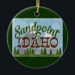 Ornamento De Cerâmica Sandpoint Idaho Ornaho Divertimento Retro Montanha<br><div class="desc">Sandpoint Idaho neo viagens vintage em estilo divertido de desenho retro com montanhas com capas de neve,  florestas e árvores abaixo,  céus azuis e texto legal de script retro.</div>