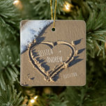 Ornamento De Cerâmica Sandy Beach Personalised Names Heart in Sand<br><div class="desc">Um design personalizado bonito, único, personalizado, de um tipo personalizado apresenta uma pequena onda oceânica, um fundo romântico de praia arenosa, um coração desenhado na areia, seus nomes e sua data especial para significar amor e romance. Personalize este item único com os nomes da noiva e do noivo e a...</div>