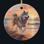 Ornamento De Cerâmica Sandy Paws Alaskan Malamute Dog em Beach Sunset<br><div class="desc">Mergulhe na beleza tranquila do nosso cão "Sandy Paws and Sunset Hues" na design do pôr do sol da praia. Esta cena cativante captura a essência de uma noite perfeita na costa, com um companheiro leal canino desfrutando das areias ouros e das lutas respiratórias do sol. Quer você seja um...</div>