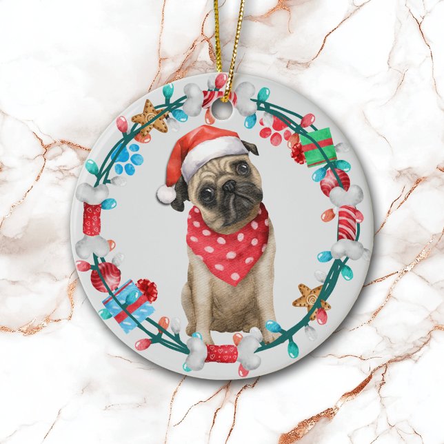 Ornamento De Cerâmica Santa Hat Pug Dog Bone Wreath (Criador carregado)