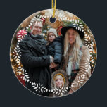 Ornamento De Cerâmica Scandinavian Folk Dala Horse Christmas<br><div class="desc">Inspirada por motivos suecos de arte popular, este adorável ornamento cerâmico de árvores de Natal apresenta um quadro de fronteira ao redor da sua foto, de um lado, com dois cavalos de dala suecos e texto facilmente personalizado do outro lado. Personalize com o seu nome familiar, o nome individual de...</div>