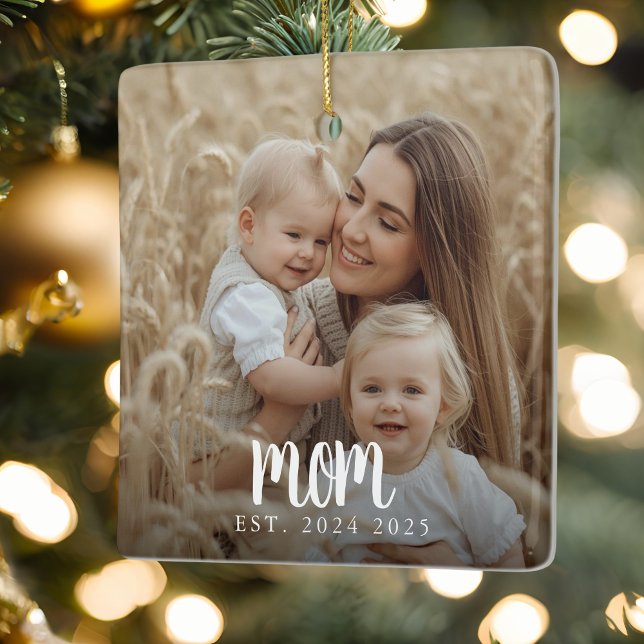 Ornamento De Cerâmica Script Branco de Foto Estabelecido Pela Mãe (elegant heartwarming mom established date full photo keepsake christmas ornament stocking stuffers)