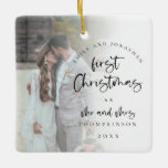 Ornamento De Cerâmica Script de Ano de Nomes de Fotos de Natal Casados<br><div class="desc">Primeiro Script De Ano De Foto De Natal Casado. Um amor romântico para celebrar a época especial do seu primeiro Natal como Sr. e Sra. e lembrança nas próximas férias. A tipografia para o Natal e o Sr. e a Sra. estão em uma escrita moderna e o resto do texto...</div>