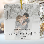 Ornamento De Cerâmica Script de Cinza Personalizada de Fotografia do Nat<br><div class="desc">Comemore o primeiro Natal do seu casamento com este belo ornamento moderno do keepsasasaame. O texto da cinza de carvão diz "Nosso primeiro Natal como Sr. & Sra.", com as palavras "Sr. & Sra." em um roteiro elegante com flores antes e depois. Substitua a imagem de exemplo por sua foto...</div>