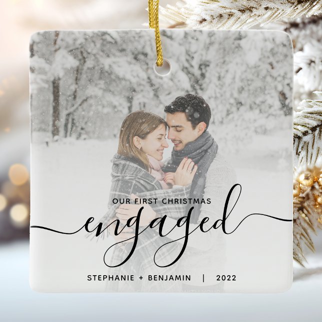 Ornamento De Cerâmica Script de Foto Personalizado em Primeiro Natal Env (Criador carregado)